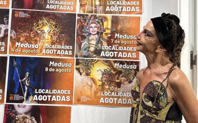 Victoria Abril, junto a los diez carteles de localidades agotadas en las funciones de 'Medusa' en el Festival de Mérida. / EP Victoria Abril, junto a los diez carteles de localidades agotadas en las funciones de 'Medusa' en el Festival de Mérida.