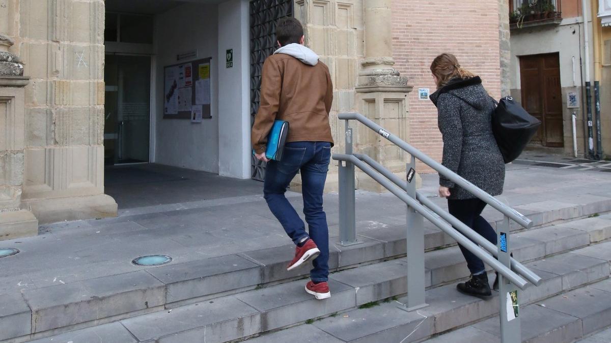 Estudiantes acceden a la Escuela Oficial de Idiomas en Iruñea.