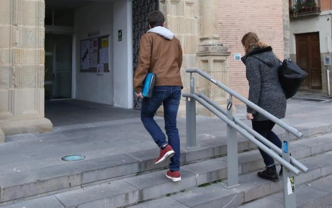 Estudiantes acceden a la Escuela Oficial de Idiomas en Iruñea. Estudiantes acceden a la Escuela Oficial de Idiomas en Iruñea.