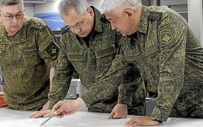 El ministro de Defensa ruso, Serguéi Shoigú, en el centro, reapareció ayer para visitar las tropas desplegadas en el frente de Ucrania. | FOTO: EFE