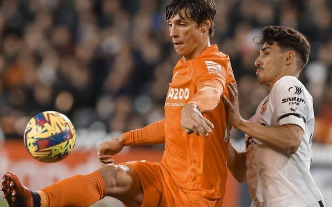 Le Normand disputa un balón con Almeida, centrocampista portugués del Valencia, durante el partido entre la Real Sociedad y el equipo che disputado en Mestalla esta temporada. / KAI FORSTERLING Le Normand disputa un balón con Almeida, centrocampista portugués del Valencia, durante el partido entre la Real Sociedad y el equipo che disputado en Mestalla esta temporada. / KAI FORSTERLING