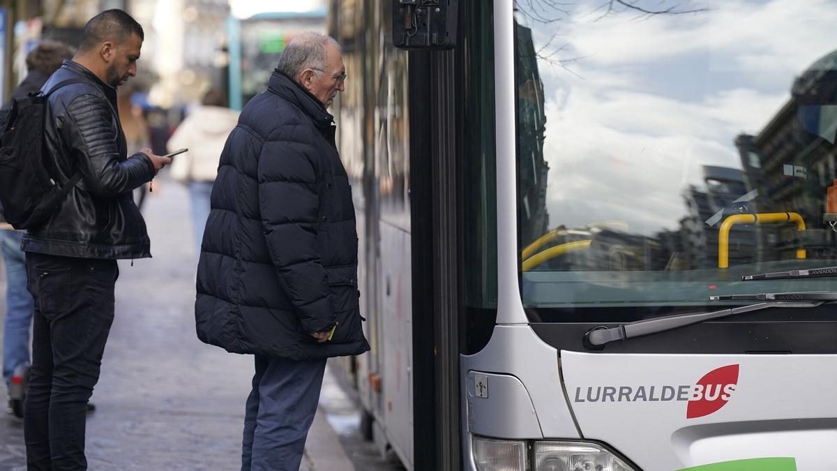 Usuarios subiendo a un autobús de Lurraldebus