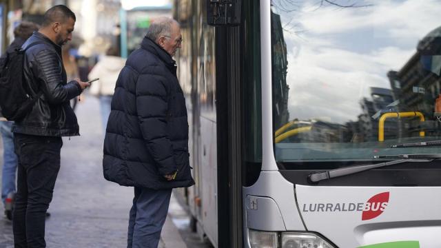 Usuarios subiendo a un autobús de Lurraldebus