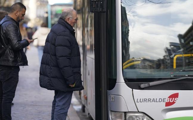 Usuarios subiendo a un autobús de Lurraldebus
