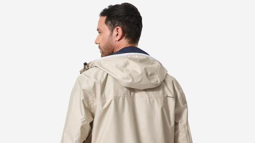 Vista de la chaqueta cortavientos de vela 100 impermeable y color beige de Decathlon