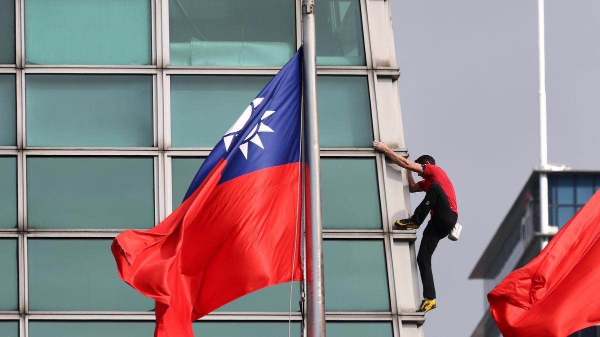 Honnold, en el comienzo de la escalada.