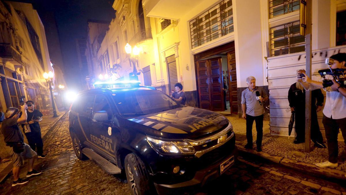 Fotografía que muestra el vehículo de la policía donde es transportado Robinho tras su detención.