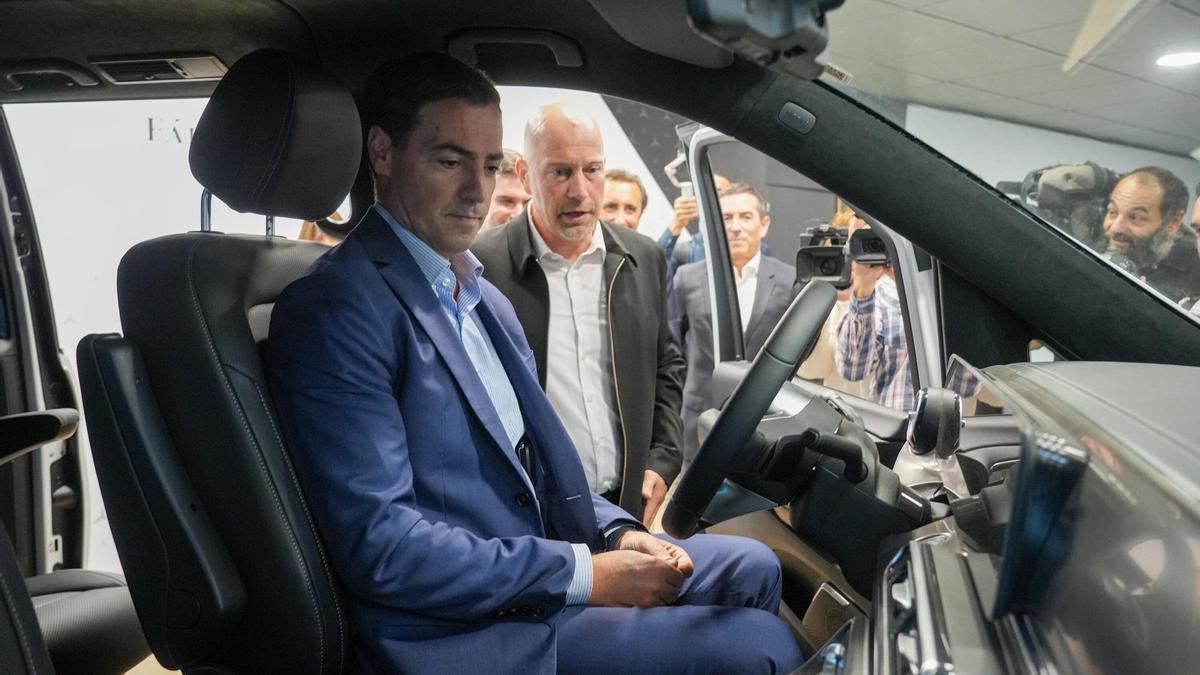 Imanol Pradales en la factoría de Mercedes Benz en Gasteiz.