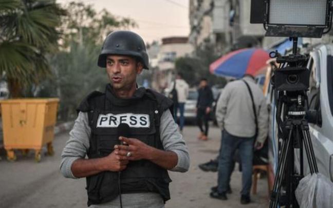 Periodistas palestinos fueron galardonados con el máximo premio de libertad de prensa en 2024.
