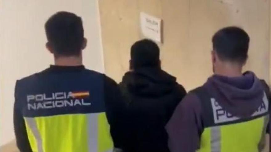 Los agentes conducen a Marek Dawid, tras su detención en una comisaría de Murcia.