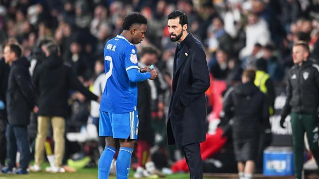 Álvaro Arbeloa da instrucciones a Vinicius en su estreno como entrenador del Real Madrid.
