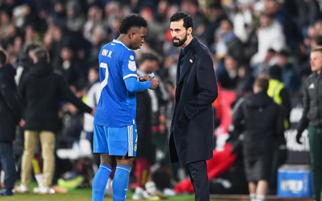 Álvaro Arbeloa da instrucciones a Vinicius en su estreno como entrenador del Real Madrid.