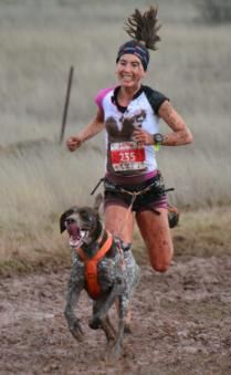 Fiel compañero. Junto a sus perros compite en diversas carreras, demostrando una conexión única.