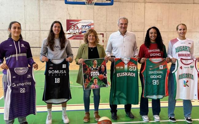 Acto de presentación de la Euskal Kopa femenina de la Liga 2 en Galdakao