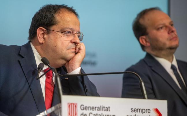 El conseller de Interior en funciones, Joan Ignasi Elena (i), y el director general de la Policía, Pere Ferrer (d).