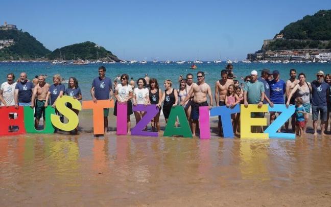 Foto de una edición de la campaña 'Busti Zaitez-Mójate' celebrada en Donostia. / Rubén Plaza Foto de una edición de la campaña 'Busti Zaitez-Mójate' celebrada en Donostia.