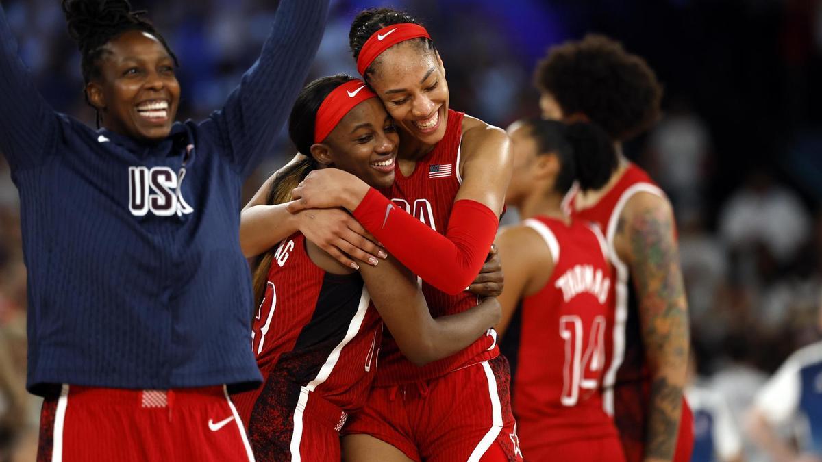 Las jugadoras estadounidenses de baloncesto celebran su victoria ante Francia en la final