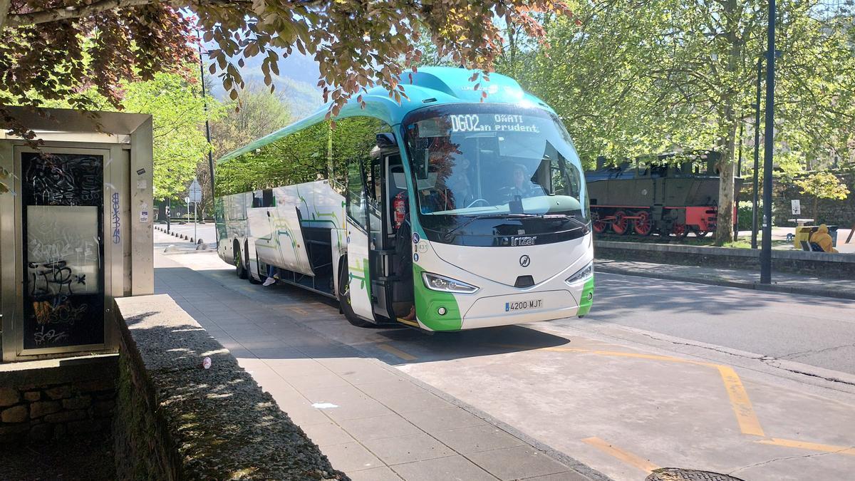 Un autobús en la parada central frente a Correos.