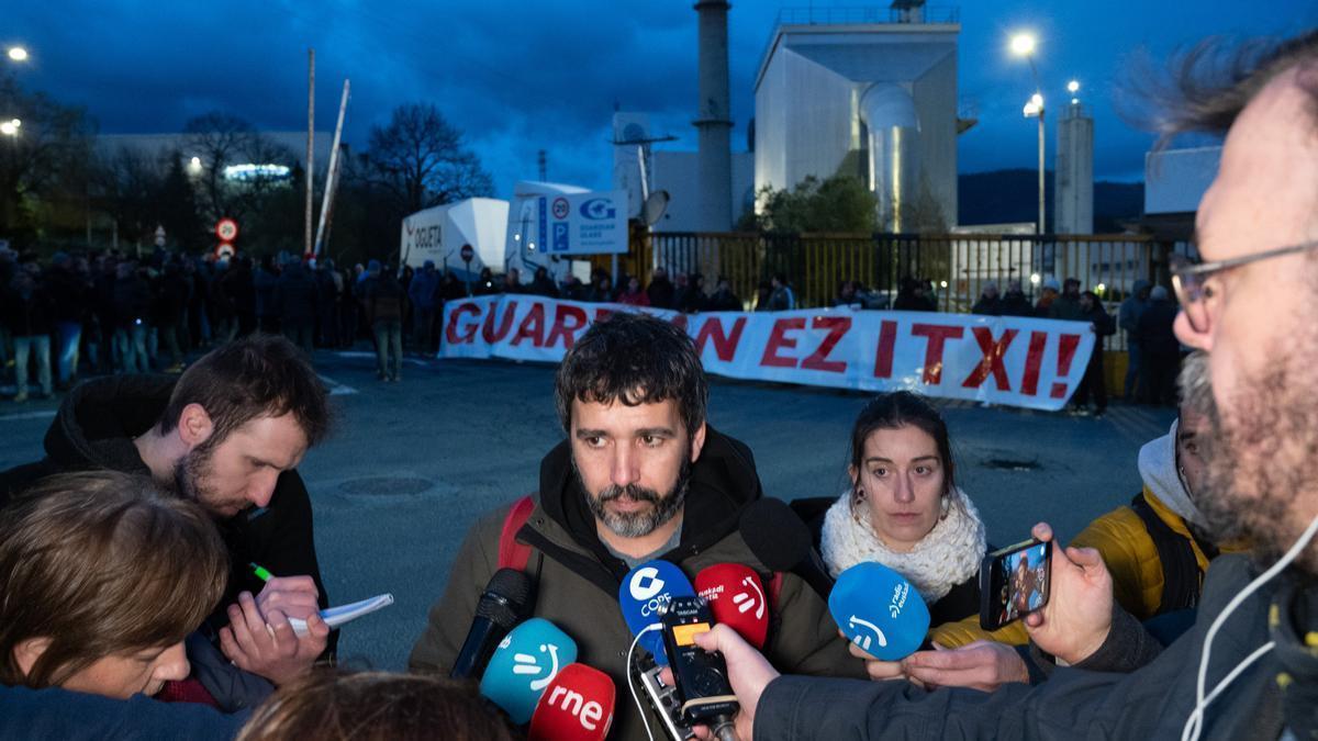 Trabajadores de Guardian se concentran ante la empresa por el apagado de su horno.