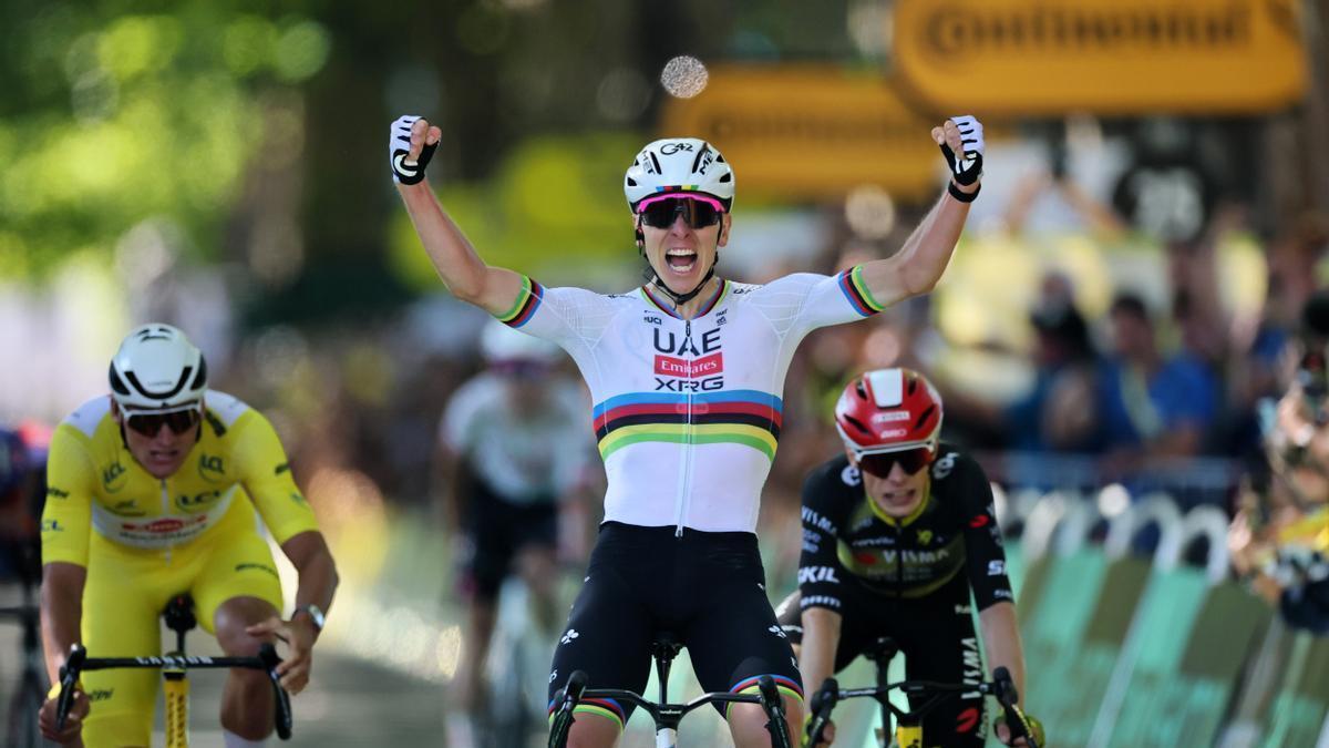 Pogacar festeja la victoria por delante de Van der Poel y Vingegaard.