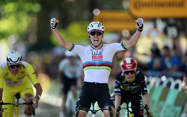 Pogacar festeja la victoria por delante de Van der Poel y Vingegaard.