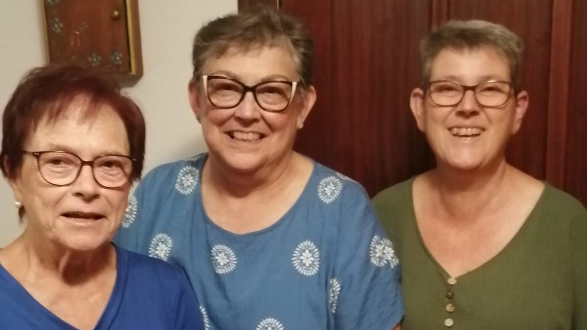 Nerea, Arantxi e Itziar llevan 25 años trabajando para la parroquia de Forua