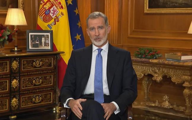 Felipe VI, con la foto de la jura de la Constitución de su hija de fondo / RTVE Felipe VI, con la foto de la jura de la Constitución de su hija de fondo