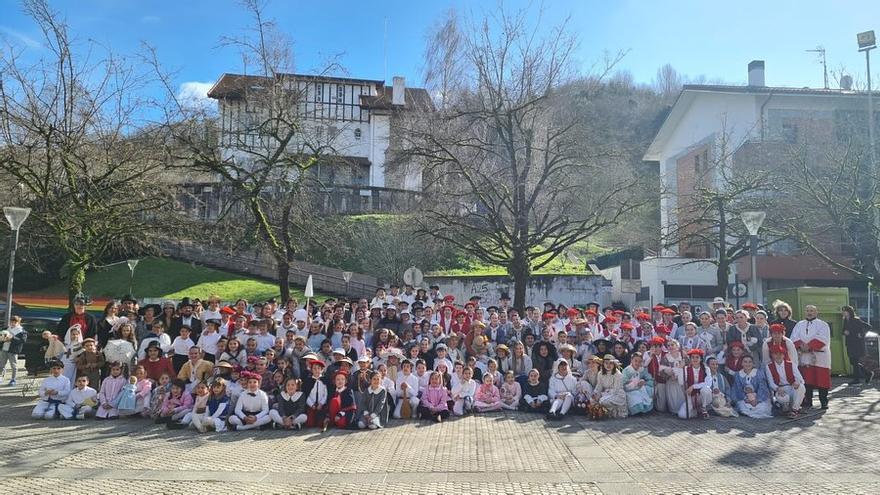 Astigar dantza taldea, inude eta artzaien desfilearen ondoren