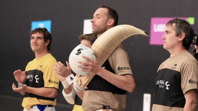 En imágenes: Imanol López se retira de la pelota profesional en Zumaia después de 23 años en la cúspide de la cesta punta en la final disputada junto a Erkiaga ante Olharan-Lekerika.