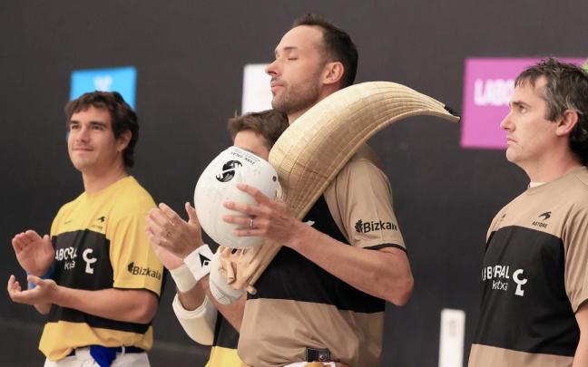 En imágenes: Imanol López se retira de la pelota profesional en Zumaia después de 23 años en la cúspide de la cesta punta en la final disputada junto a Erkiaga ante Olharan-Lekerika.