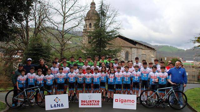 Lokatza presenta en Bergara a sus equipos ciclistas para la nueva temporada
