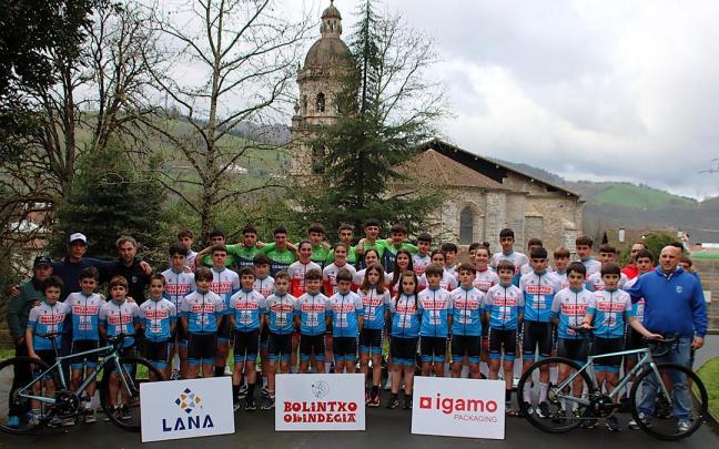 Lokatza presenta en Bergara a sus equipos ciclistas para la nueva temporada