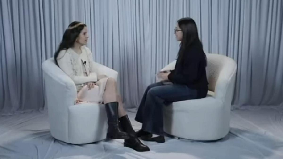 Rosalía, con la joven entrevistadora.