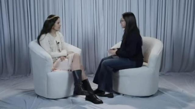 Rosalía, con la joven entrevistadora.