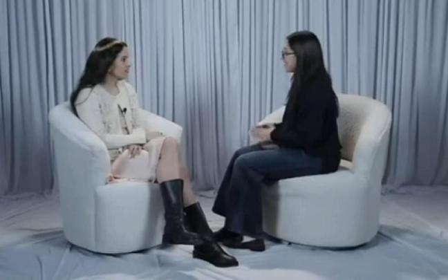Rosalía, con la joven entrevistadora.