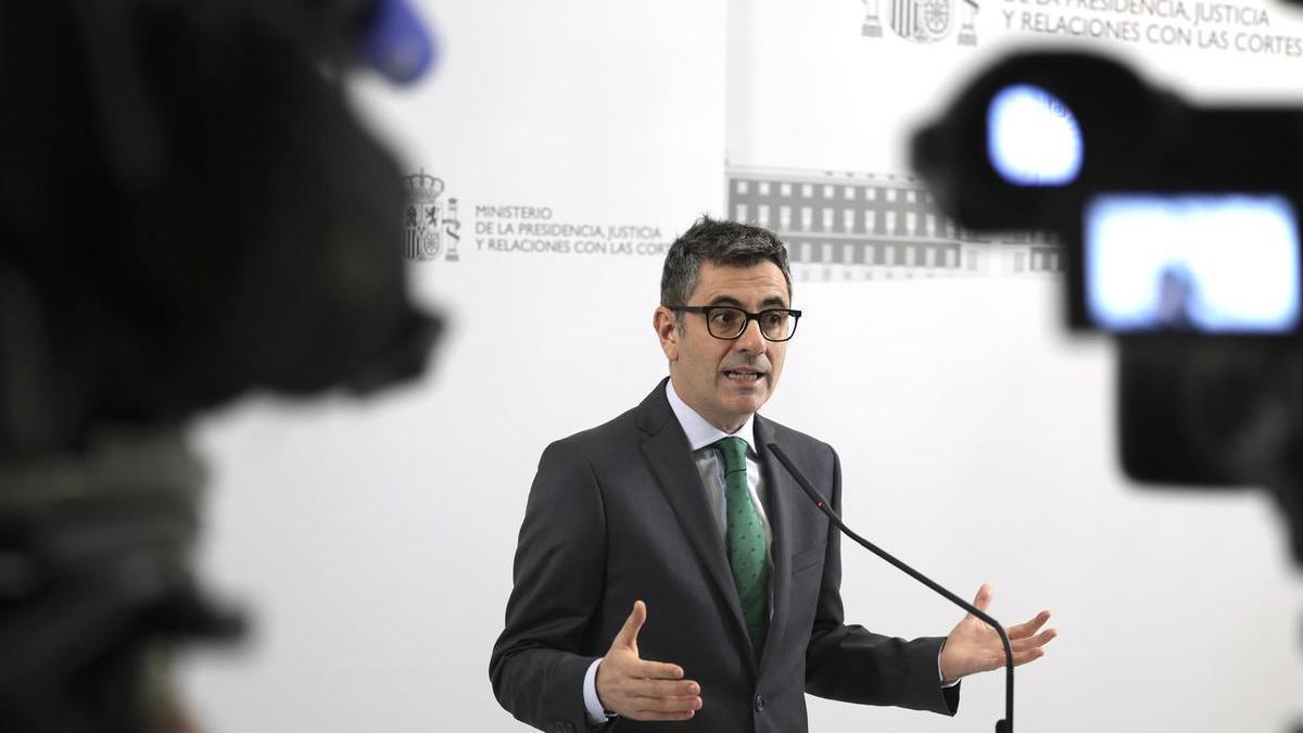 El ministro de la Presidencia, Justicia y Relaciones con las Cortes, Félix Bolaños, atiende a los medios.
