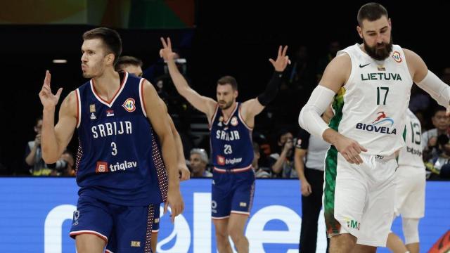 El serbio Filip Petrusev (i) junto al lituano Jonas Valanciunas (d) en el partido de cuartos de final de la Copa Mundial de baloncesto, en Manila, Filipinas