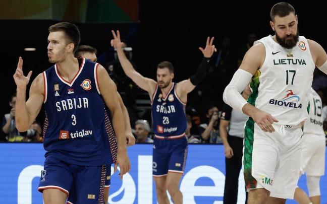El serbio Filip Petrusev (i) junto al lituano Jonas Valanciunas (d) en el partido de cuartos de final de la Copa Mundial de baloncesto, en Manila, Filipinas El serbio Filip Petrusev (i) junto al lituano Jonas Valanciunas (d) en el partido de cuartos de final de la Copa Mundial de baloncesto, en Manila, Filipinas
