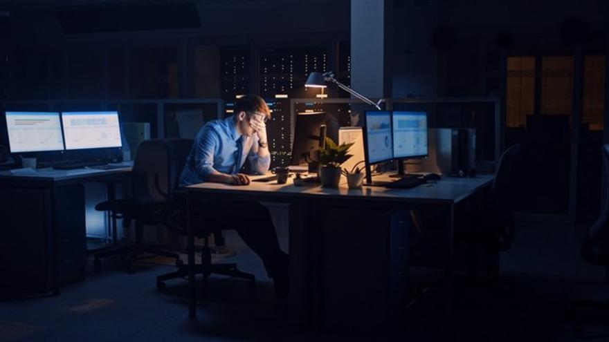 Un trabajador en turno de noche