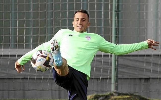 Berenguer, en un entrenamiento con el Athletic. Berenguer, en un entrenamiento con el Athletic.