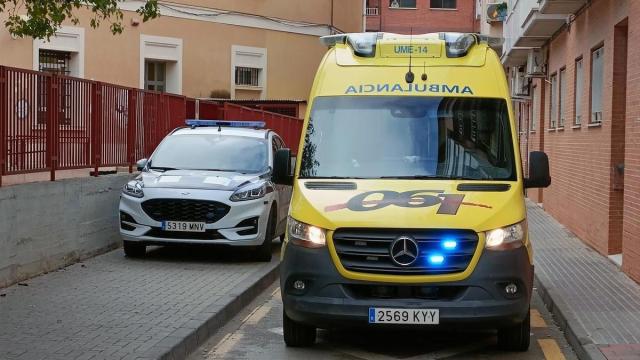 Un vehículo de la Policía Local de Murcia y una ambulancia.