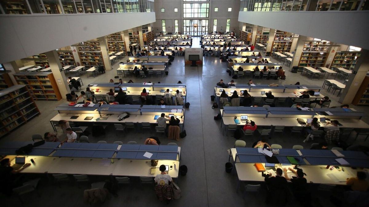 Decenas de estudiantes estudian para sus exámenes en la biblioteca de la UPNA.
