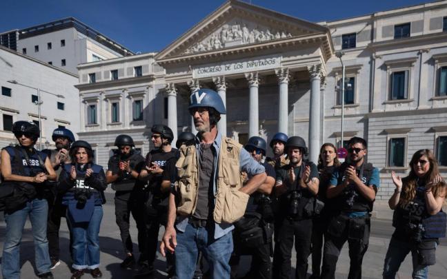 Fotoperiodistas realizan un acto de protesta en memoria de los periodistas asesinados en Gaza