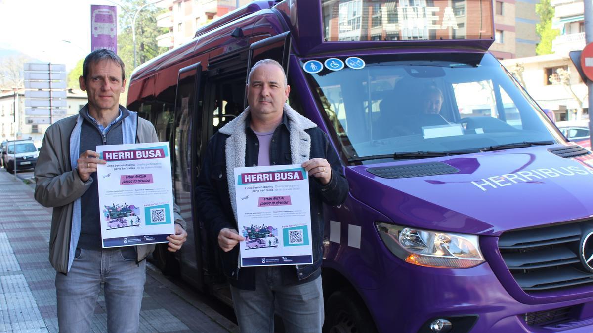 El responsable técnico del área de Obras, Servicios, Mantenimiento y Barrios, Moisés Altuna, y el edil Kepa Urteaga, este lunes.
