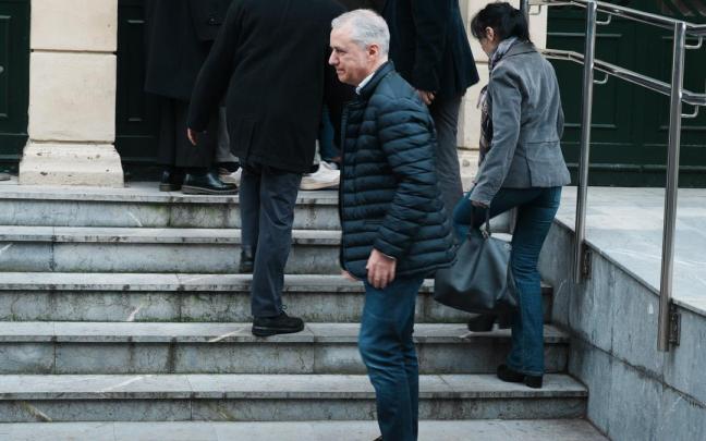 Urkullu entra a la capilla ardiente de Monseñor Uriarte.