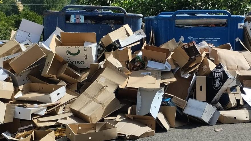 Contenedores de papel y cartón desbordados en zona rural alavesa