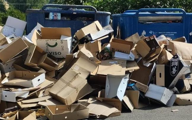 Contenedores de papel y cartón desbordados en zona rural alavesa / Cedida Contenedores de papel y cartón desbordados en zona rural alavesa