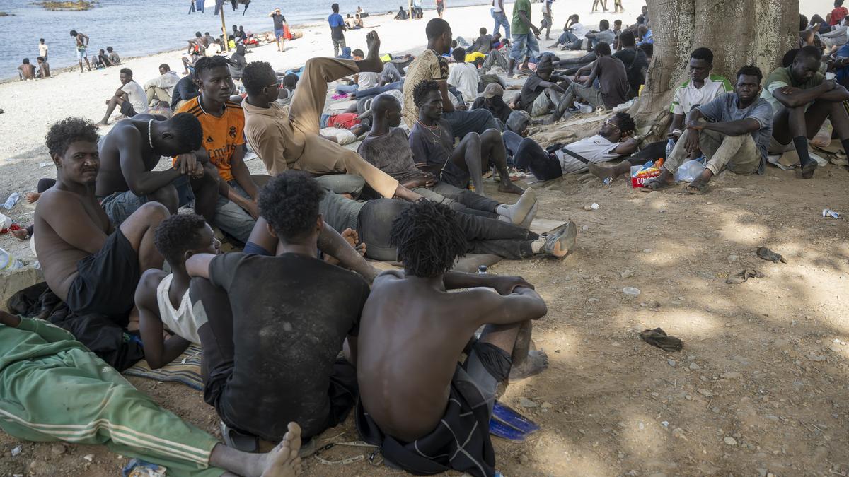 Varios migrantes, a 1 de agosto de 2026, en Ceuta.