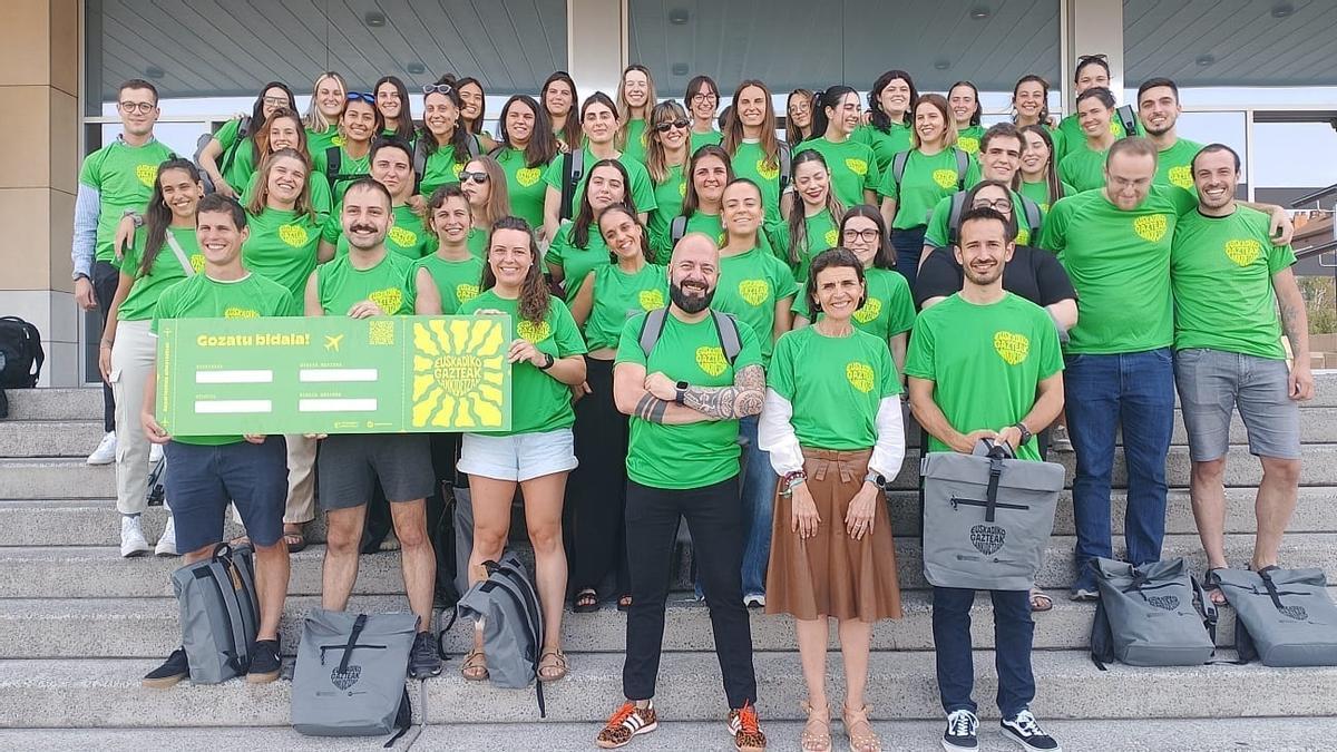 Imagen del acto de entrega de los billetes de avión y material de trabajo a los jóvenes participantes en el programa