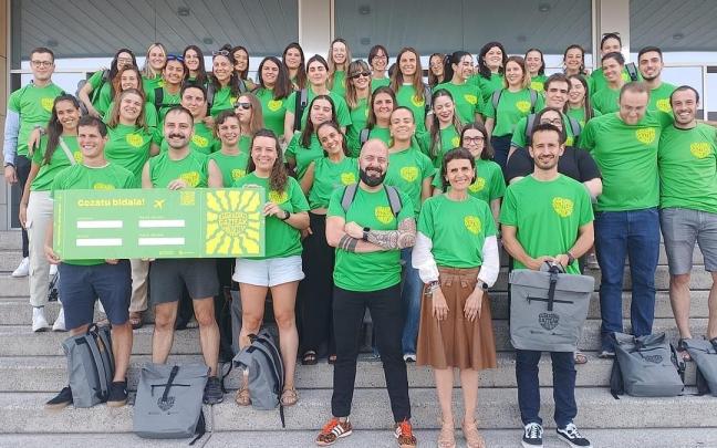 Imagen del acto de entrega de los billetes de avión y material de trabajo a los jóvenes participantes en el programa / Gobierno Vasco Imagen del acto de entrega de los billetes de avión y material de trabajo a los jóvenes participantes en el programa